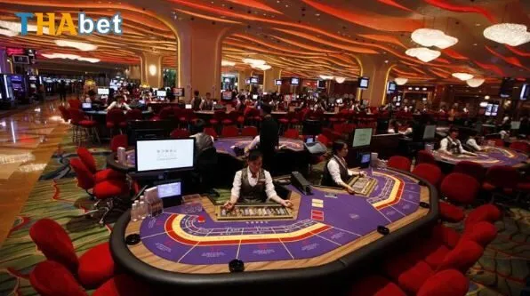 Không gian casino tại Phú Quốc với hệ thống bàn chơi và khu vực giải trí được thiết kế theo phong cách cao cấp.